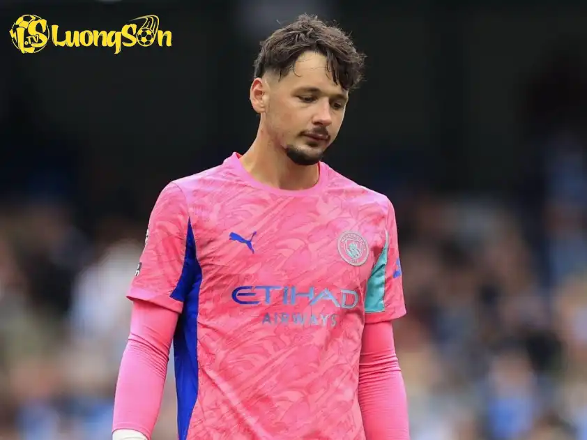 Trafford cần nhanh chóng tìm lại sự tự tin trong khung gỗ của Man City sau sai lầm ở trận đấu với Tottenham (Ảnh: Extratime Talk) Trafford cần nhanh chóng tìm lại sự tự tin trong khung gỗ của Man City sau sai lầm ở trận đấu với Tottenham