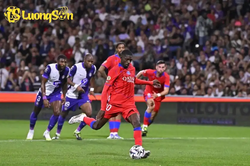 Dembele ghi dấu ấn với cú đúp trên chấm 11m