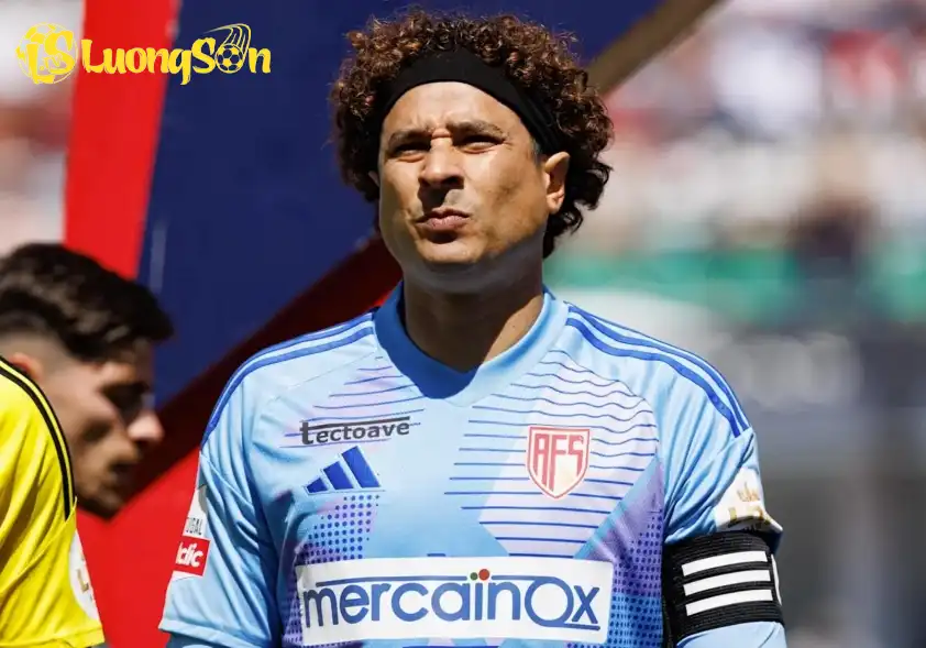 Ochoa đã có thời điểm suýt trở thành cầu thủ của Real Madrid Ochoa đã có thời điểm suýt trở thành cầu thủ của Real Madrid