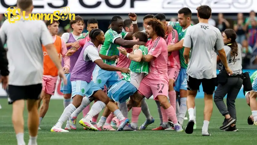 Cả hai đội đã lao vào ẩu đả sau trận đấu (Ảnh: GOAL)