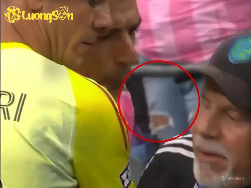 Luis Suarez có hành vi không đẹp khi được cho là nhổ nước bọt vào mặt một thành viên trong ban huấn luyện Seattle Sounders (Ảnh: Nền tảng X) Luis Suarez có hành vi không đẹp khi được cho là nhổ nước bọt vào mặt một thành viên trong ban huấn luyện Seattle Sounders (Ảnh: Nền tảng X)